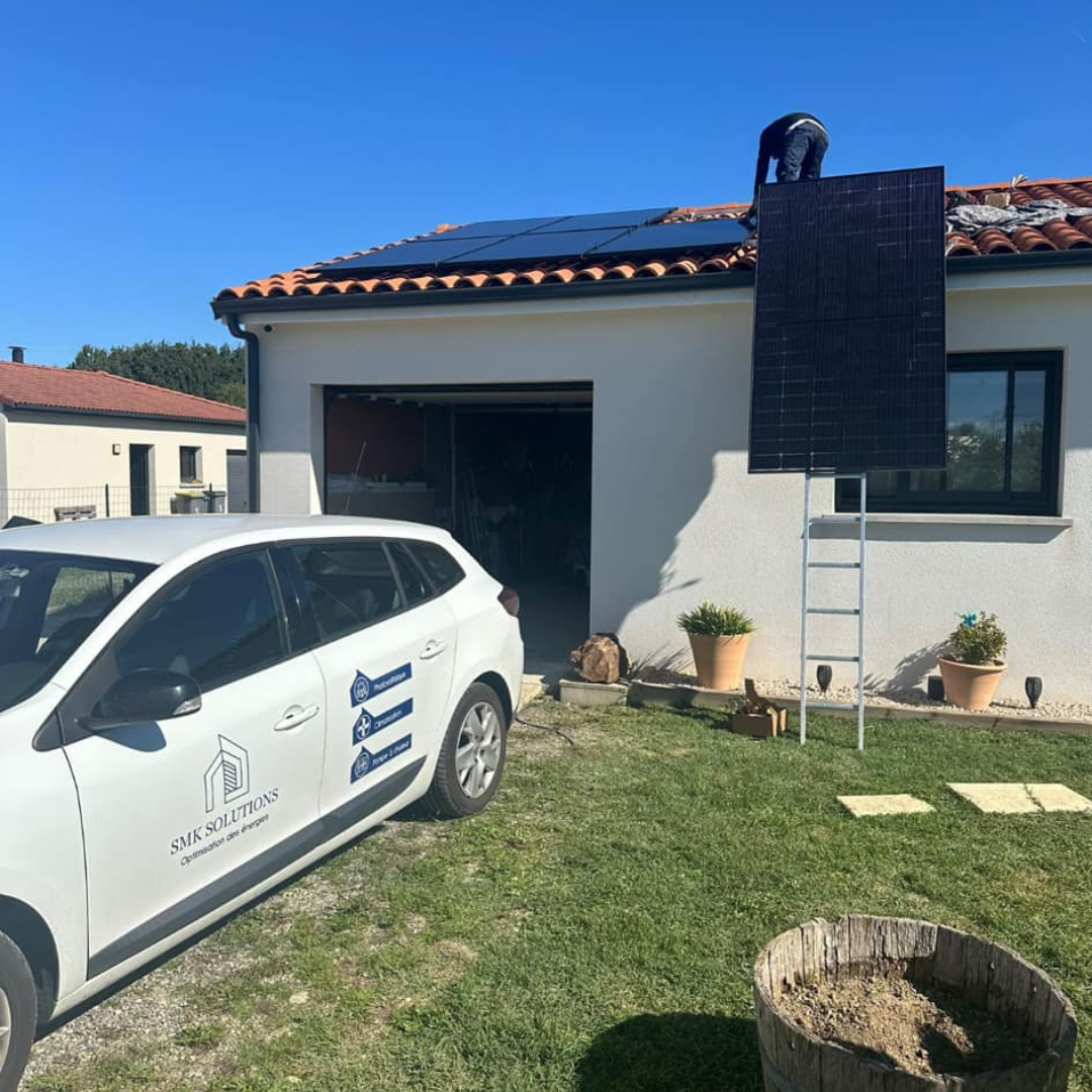 Technicien SMK Solutions en rendez-vous client pour une installation d’énergies renouvelables en Occitanie