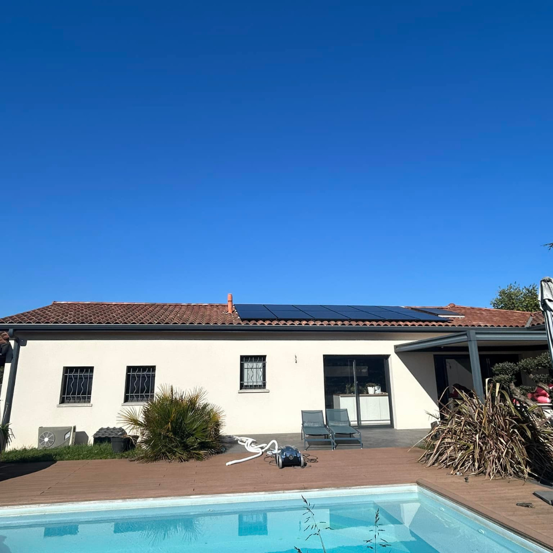 Photo maison équipée de panneaux solaires